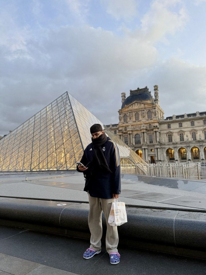 Omar Aws at the Louvre in Paris